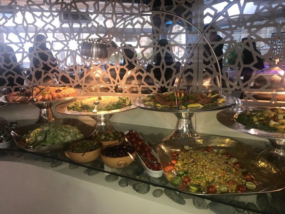 โรงแรมคาร์ลตันอัลโมไอเบด ดัมมัม ภายนอก รูปภาพ A selection of meze at a restaurant in Nicosia, Cyprus