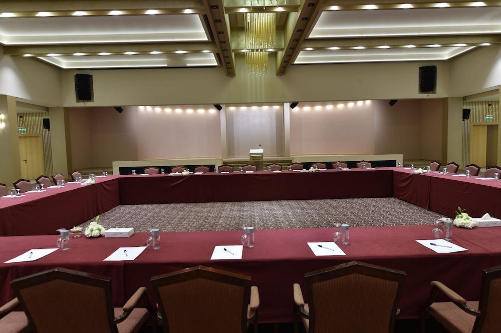 โรงแรมคาร์ลตันอัลโมไอเบด ดัมมัม ภายนอก รูปภาพ The conference room of the European University