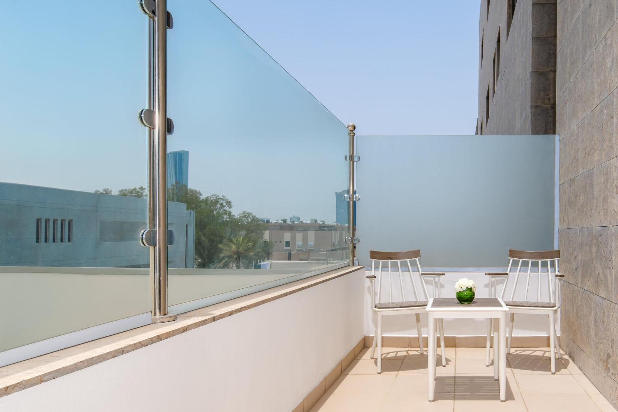 โรงแรมคาร์ลตันอัลโมไอเบด ดัมมัม ภายนอก รูปภาพ A glass balustrade