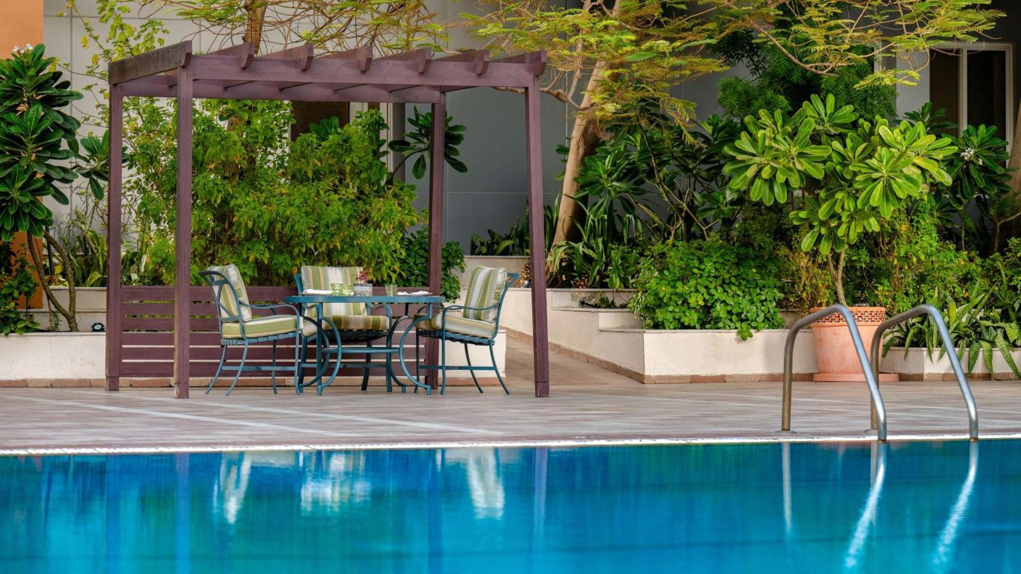 โรงแรมคาร์ลตันอัลโมไอเบด ดัมมัม ภายนอก รูปภาพ The swimming pool at the hotel