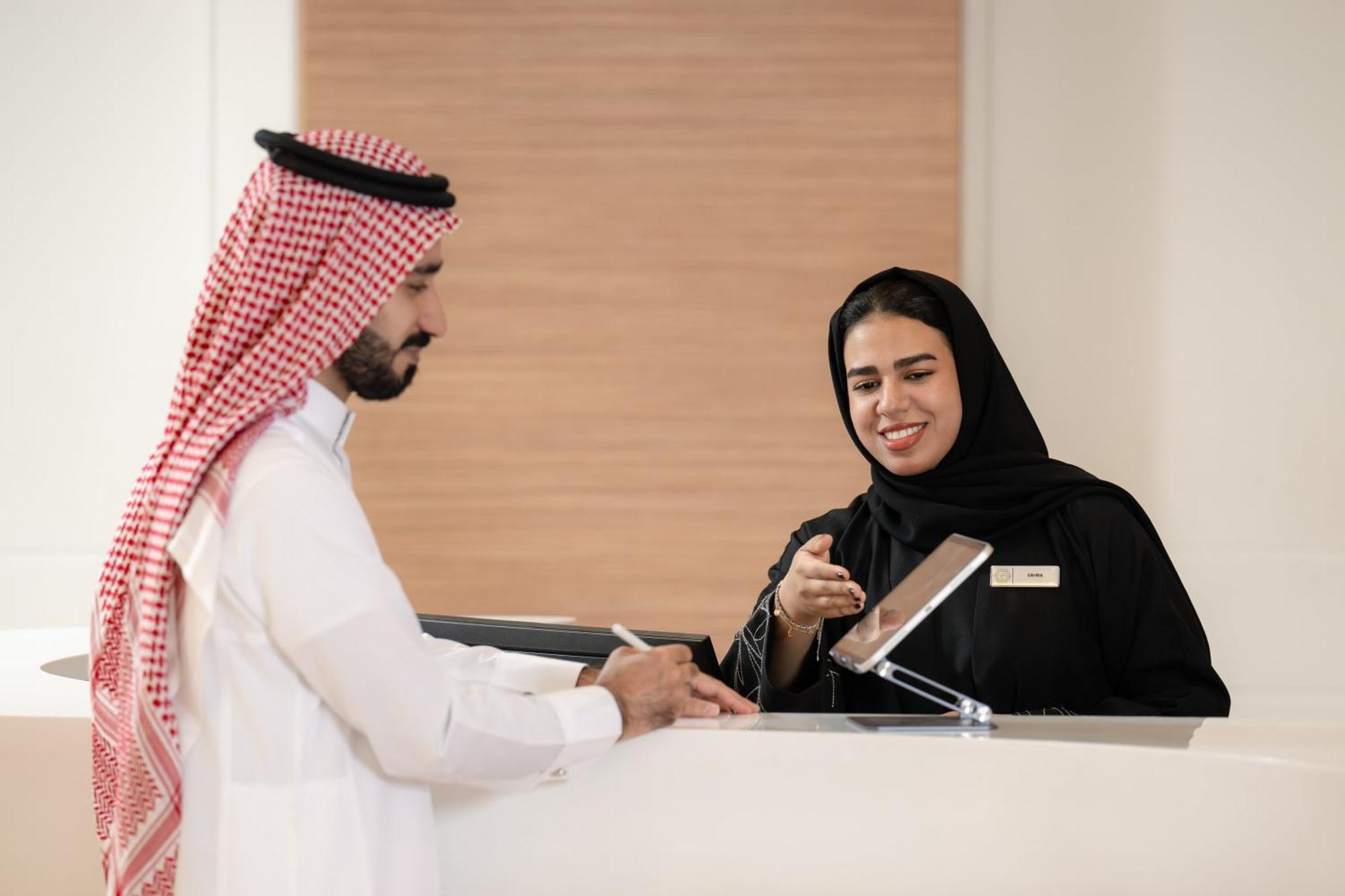 โรงแรมคาร์ลตันอัลโมไอเบด ดัมมัม ภายนอก รูปภาพ A Saudi Arabian woman working at a hotel