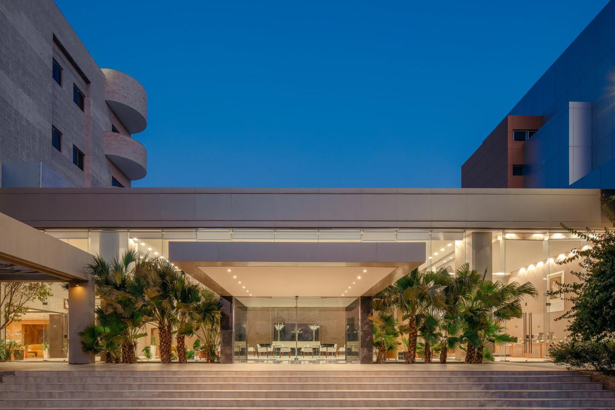 โรงแรมคาร์ลตันอัลโมไอเบด ดัมมัม ภายนอก รูปภาพ The main entrance of the hospital