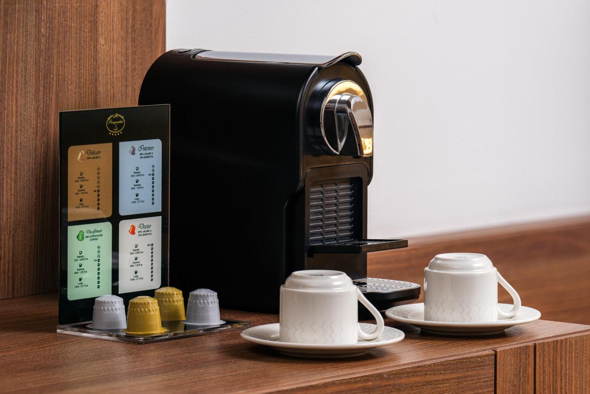 โรงแรมคาร์ลตันอัลโมไอเบด ดัมมัม ภายนอก รูปภาพ A Nespresso coffee machine
