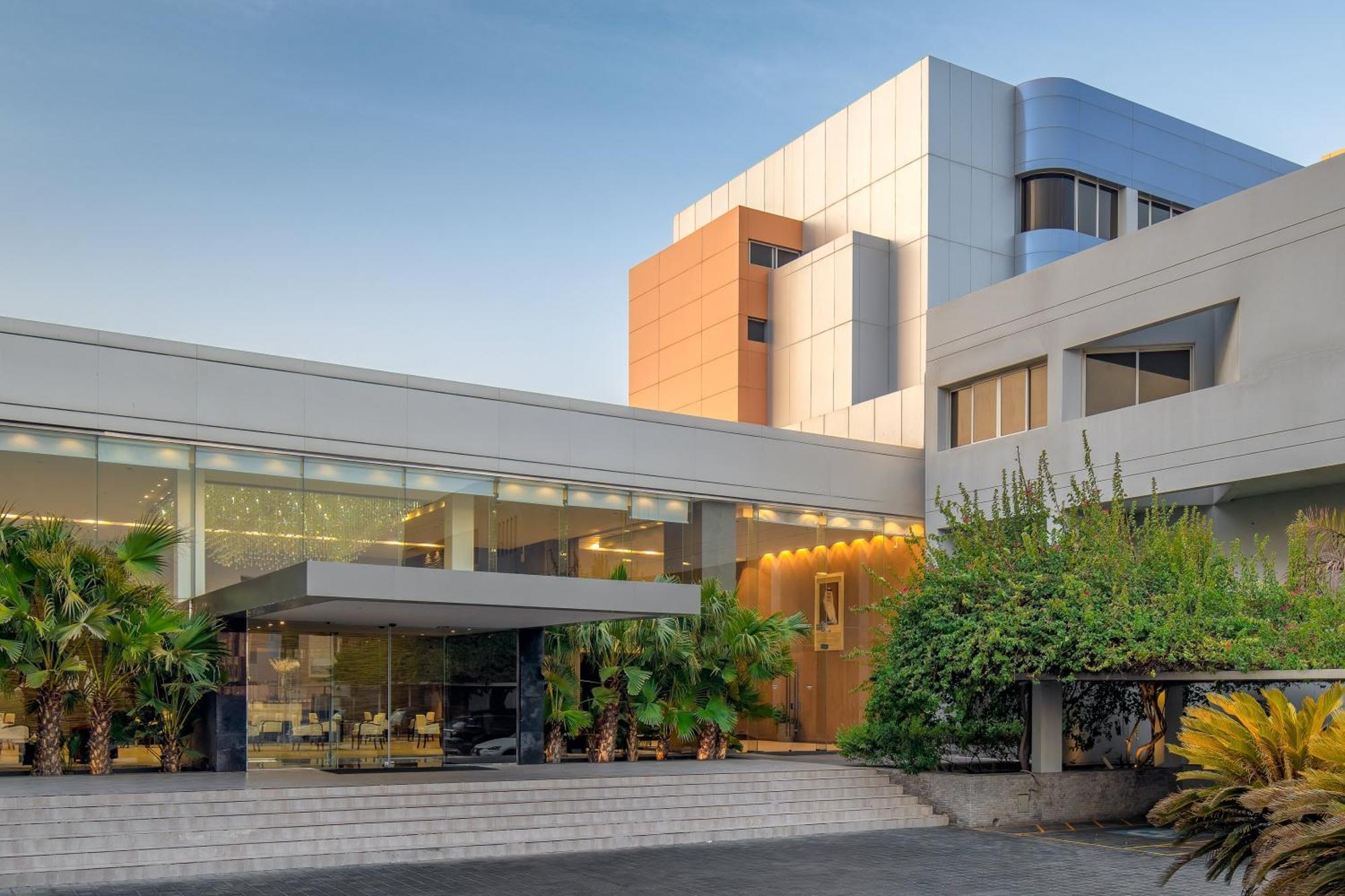 โรงแรมคาร์ลตันอัลโมไอเบด ดัมมัม ภายนอก รูปภาพ The main entrance of the hospital