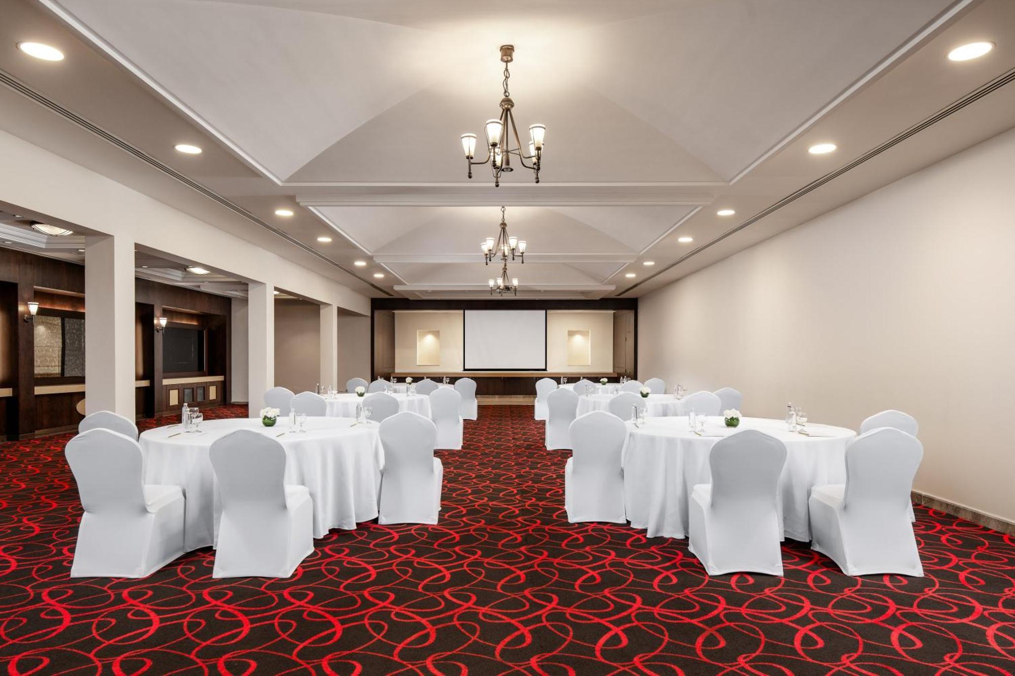 โรงแรมคาร์ลตันอัลโมไอเบด ดัมมัม ภายนอก รูปภาพ The ballroom at the hotel