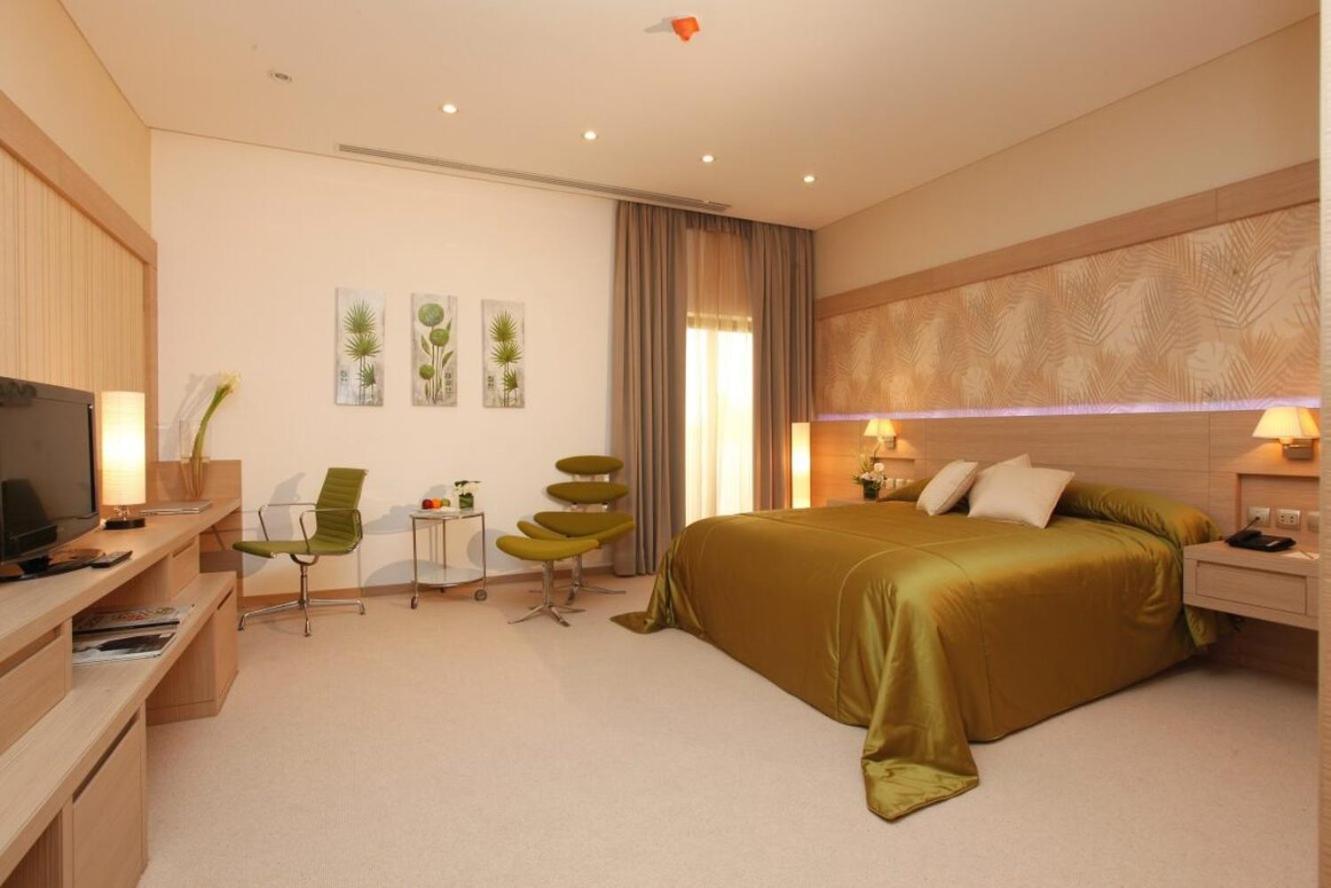โรงแรมคาร์ลตันอัลโมไอเบด ดัมมัม ภายนอก รูปภาพ A room at the hotel