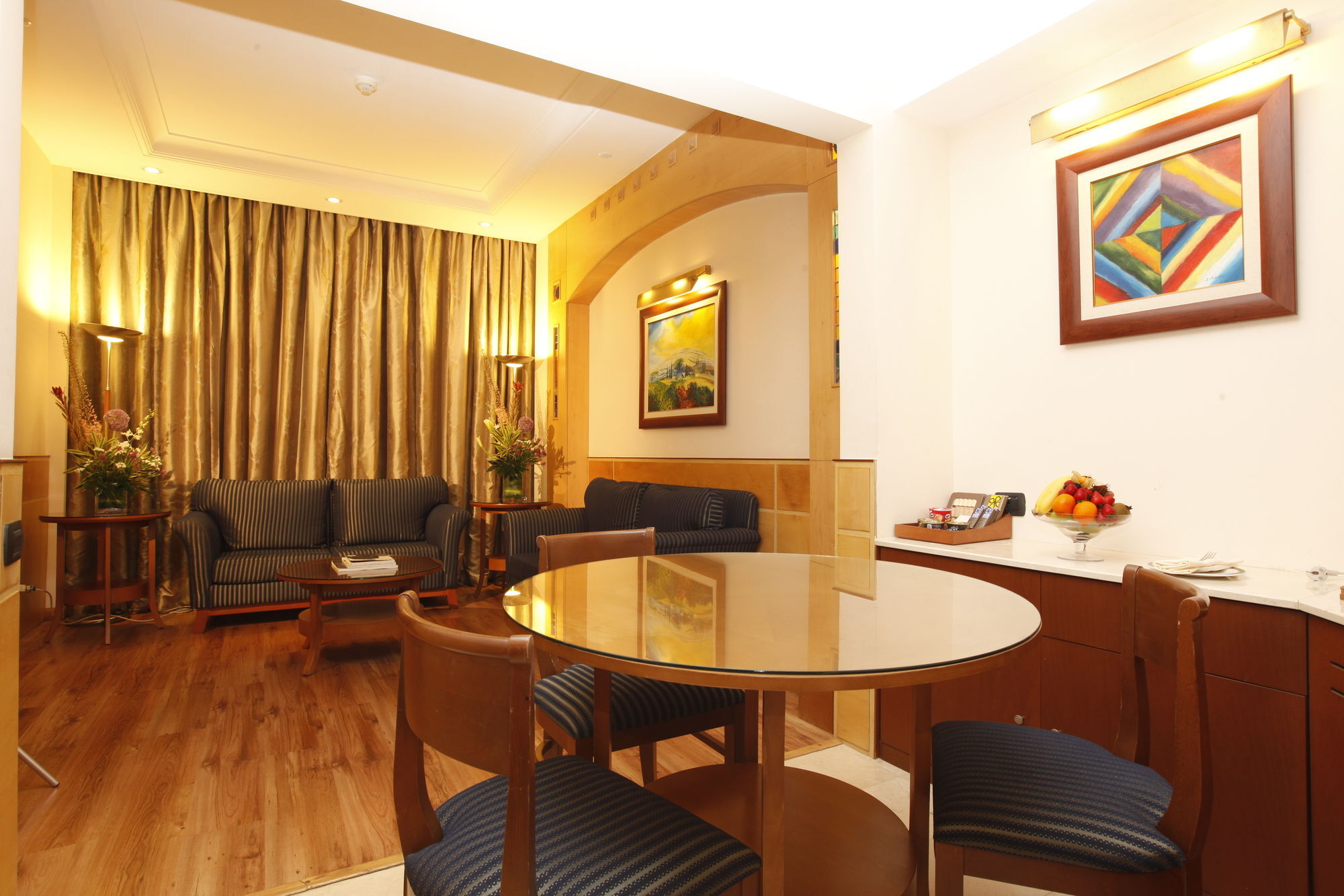 โรงแรมคาร์ลตันอัลโมไอเบด ดัมมัม ภายนอก รูปภาพ A suite at the hotel