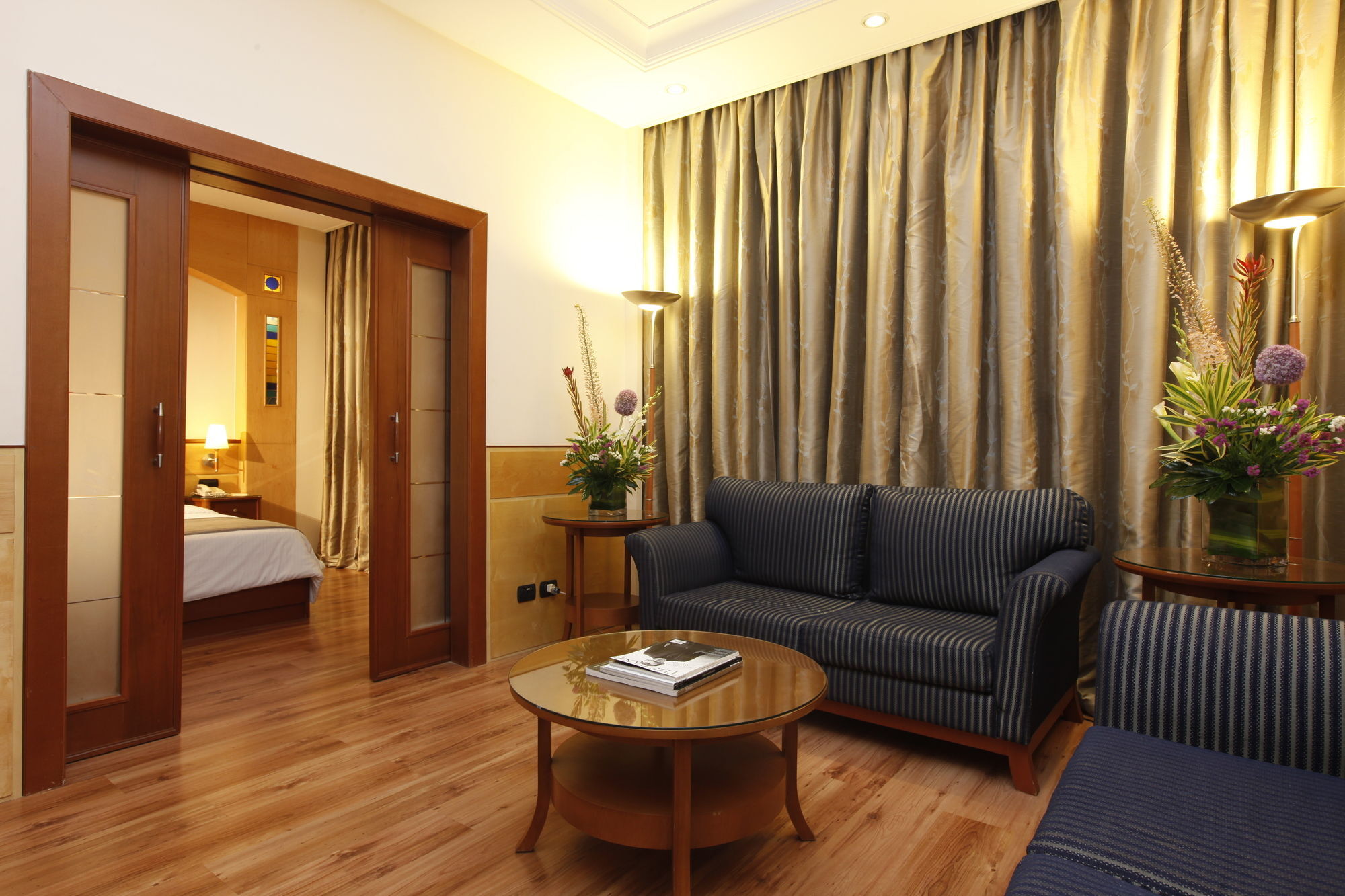 โรงแรมคาร์ลตันอัลโมไอเบด ดัมมัม ภายนอก รูปภาพ A suite at the hotel