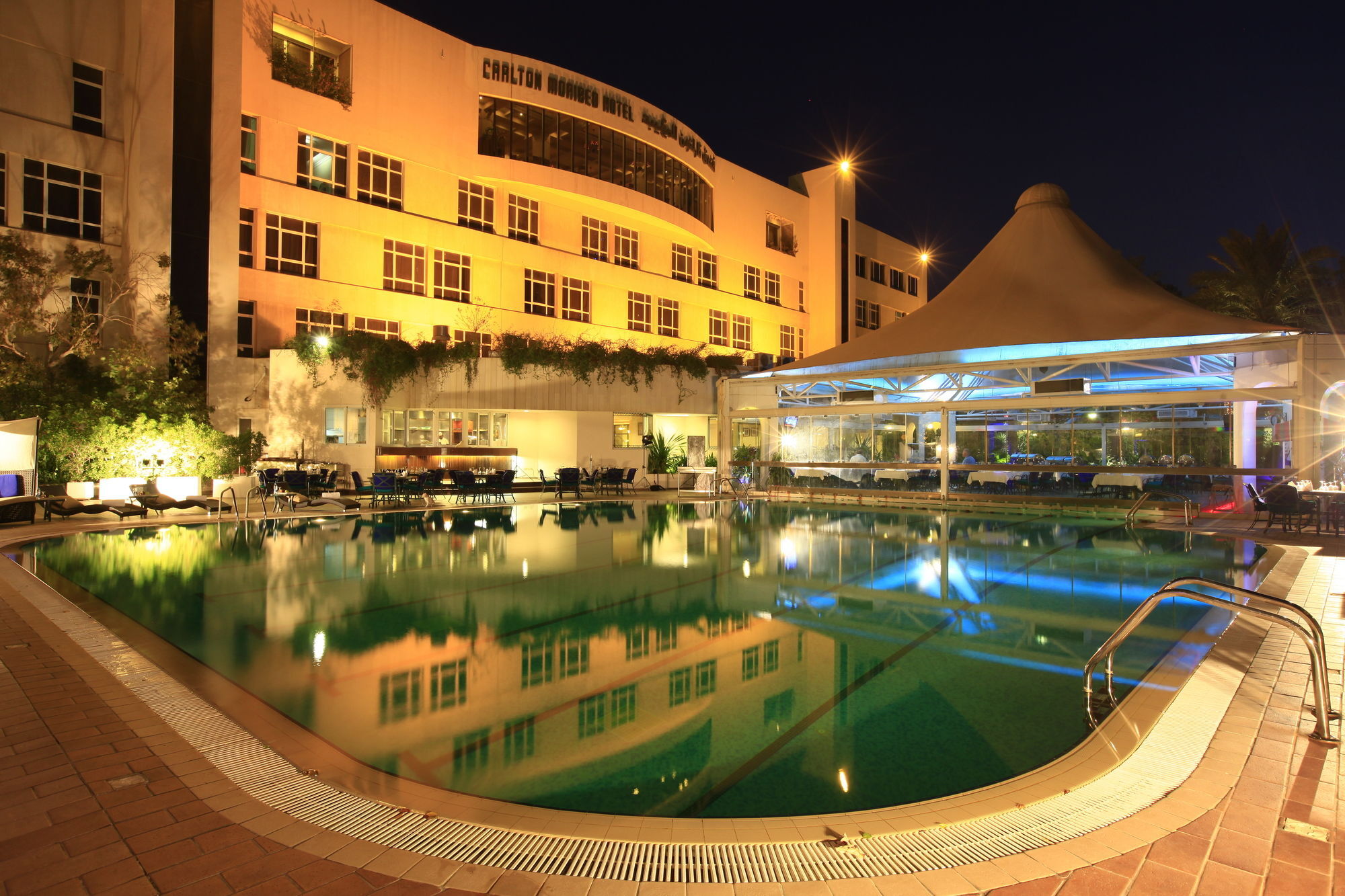โรงแรมคาร์ลตันอัลโมไอเบด ดัมมัม ภายนอก รูปภาพ The swimming pool at the hotel